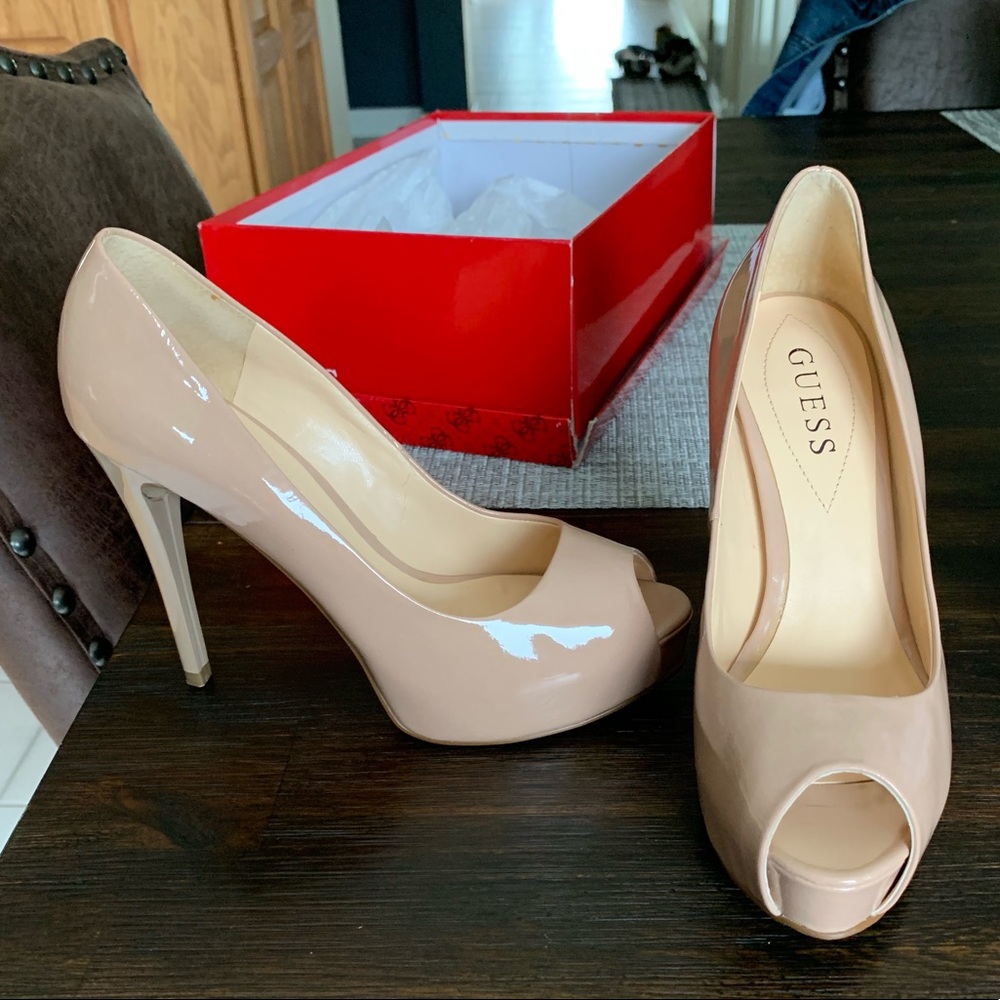 Guess beige patent leather peep toe pump